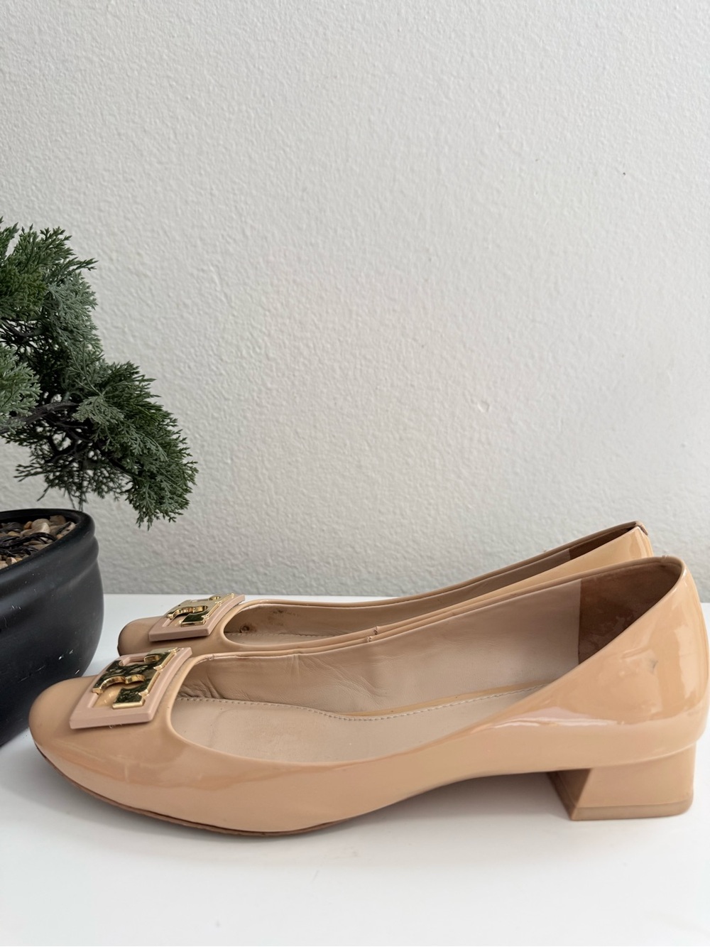 Tory Burch Gigi pump 2.5mm size 8.5 Beige Patent Leather Logo - Picture 3 of 10